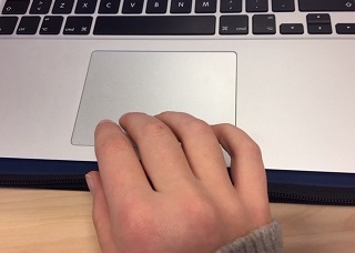 En hånd på styreflaten til en PC. Foto.