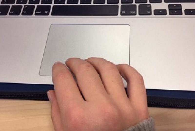 En hånd på styreflaten til en PC. Foto.
